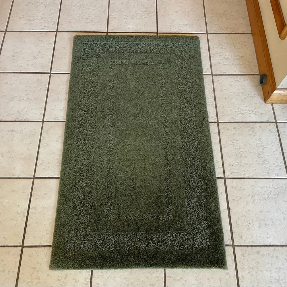 20”x34” Forest Green Racetrack Bathmat / Rug